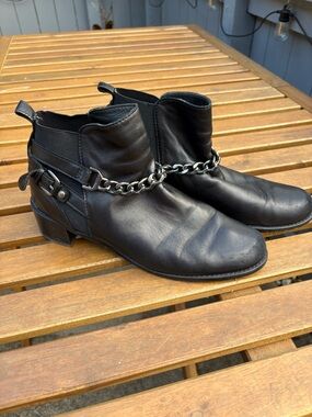 Stuart Weitzman On the Street Black Leather Ankle Boots with Silver Chain 9.5
